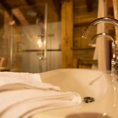 Les Mazots De La Source & מלון 4*